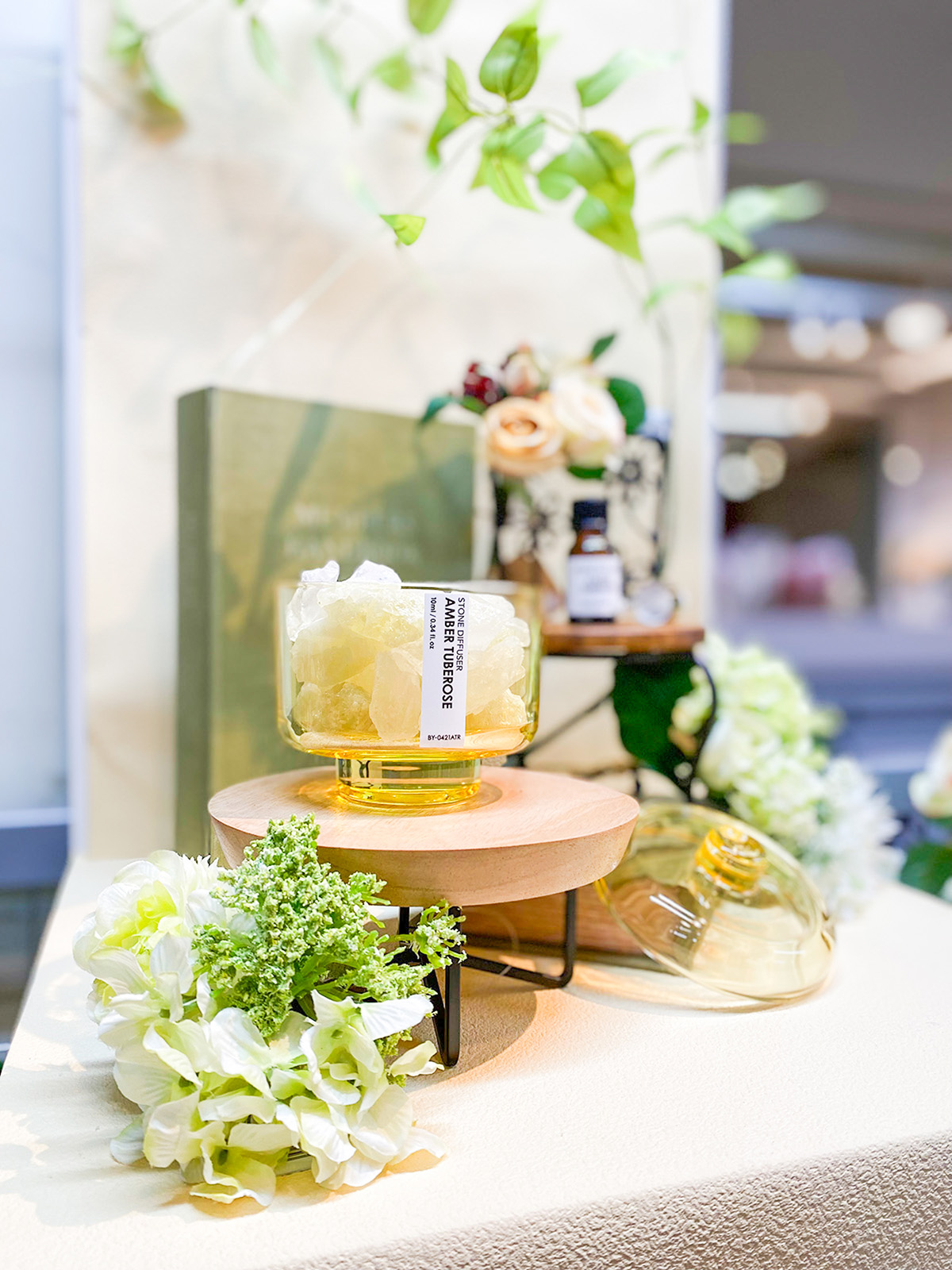 フレグランスのローズを使ったディスプレイイメージ｜横浜ディスプレイミュージアム 植物、装飾品、フィギュアを展示するための無垢材ベース付きガラスクロッシュドームディスプレイ直径18 cm(18*30cm)