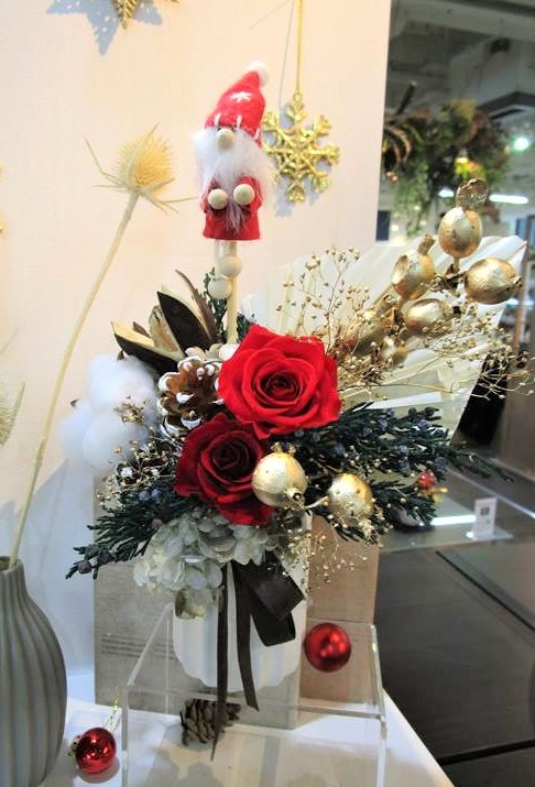 クリスマス造花アレンジ】ローズとチーゼル｜横浜ディスプレイ