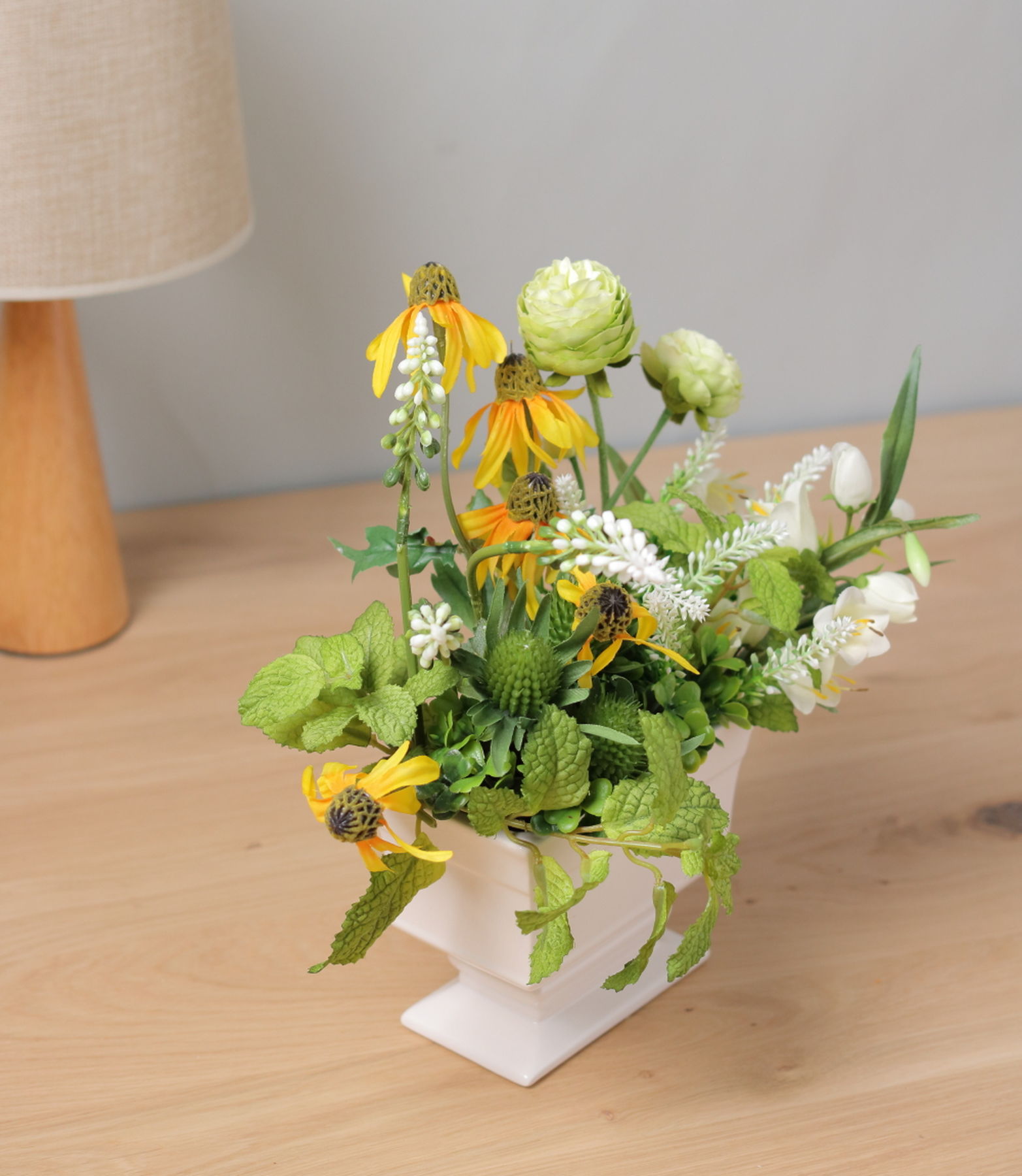 ルドベキアのフラワーアレンジメント｜横浜ディスプレイミュージアム