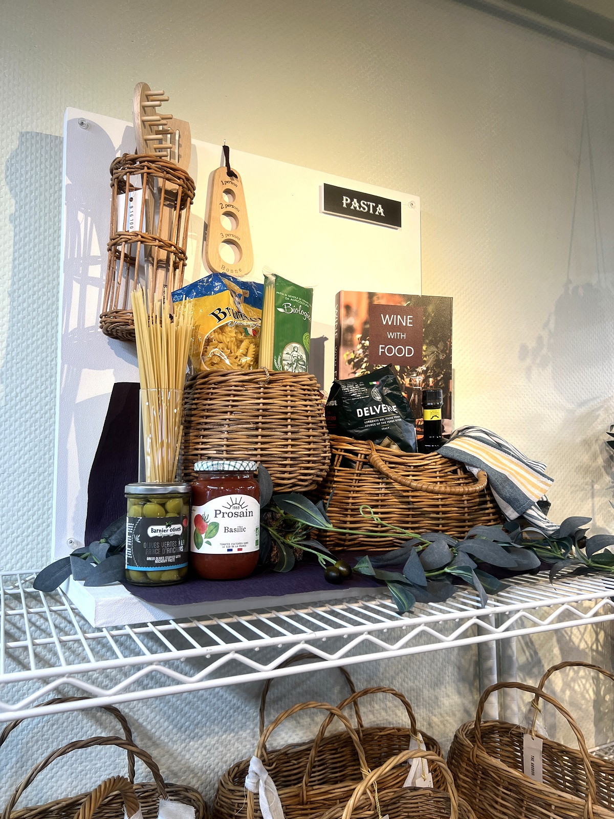 高級スーパーのパスタコーナーのディスプレイイメージ｜横浜