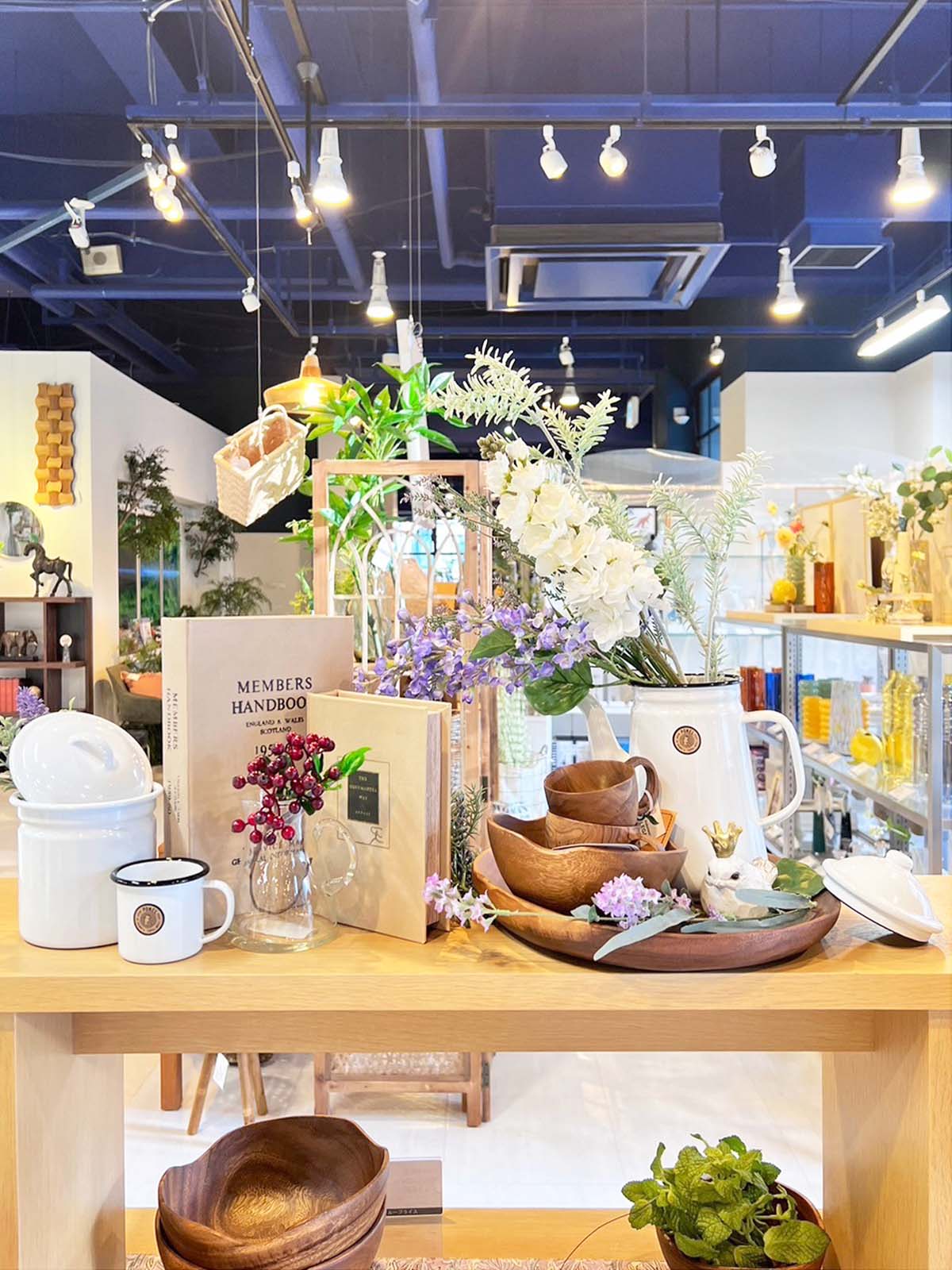 春のお花とブックを作った飲食店ディスプレイ｜横浜ディスプレイ 