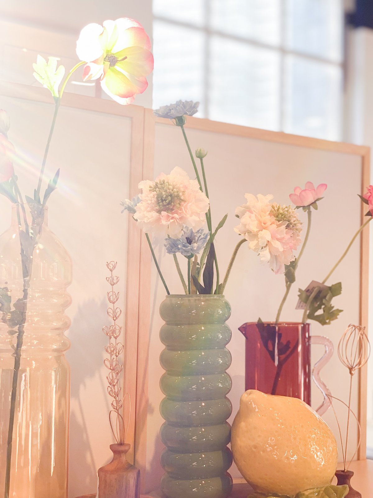 カラフルスプリングの花器を使用したディスプレイ｜横浜ディスプレイ