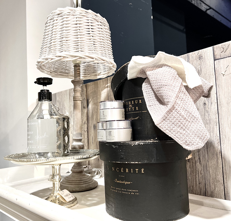 シェードランプを使ったのディスプレイ提案｜横浜ディスプレイ