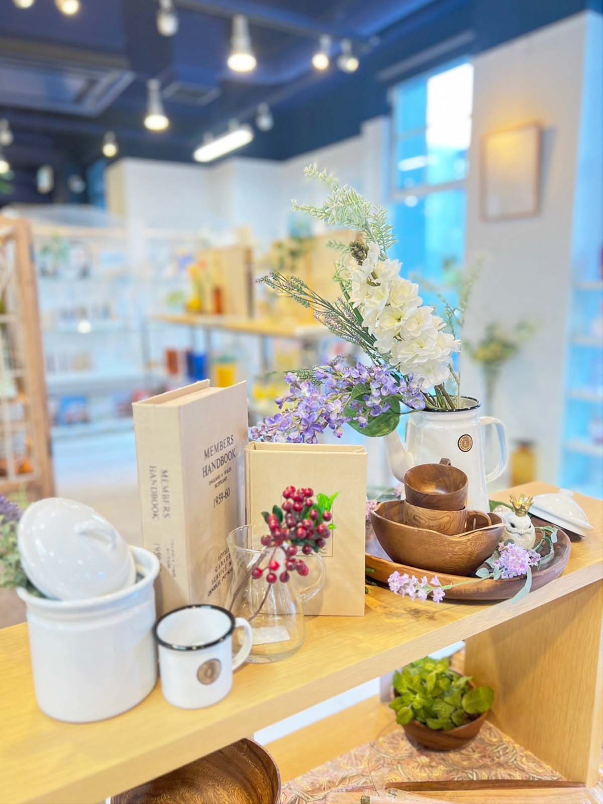 春のお花とブックを作った飲食店ディスプレイ｜横浜ディスプレイ 