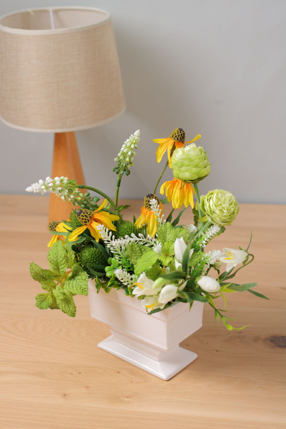 ルドベキアのフラワーアレンジメント｜横浜ディスプレイミュージアム