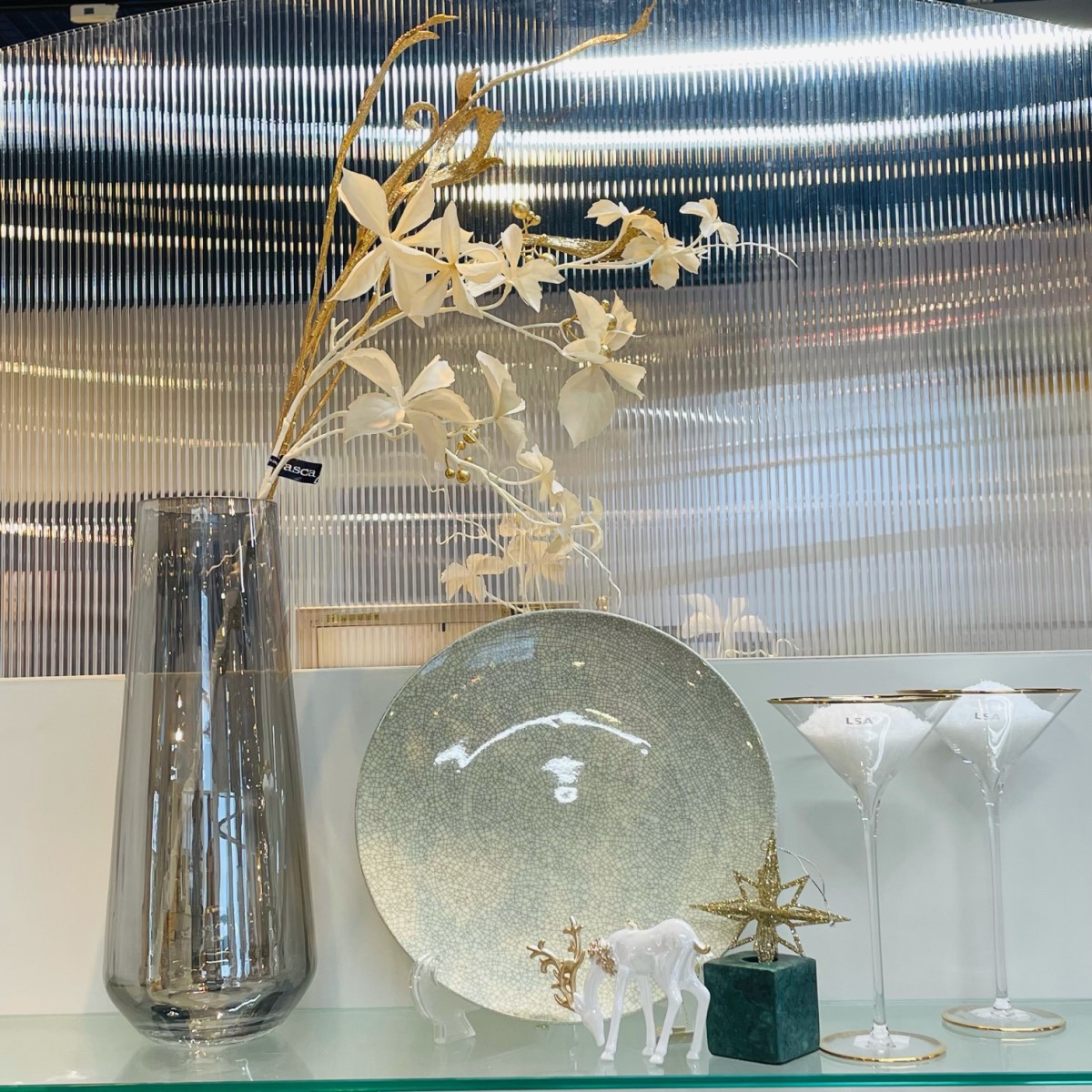 高価格帯の食器店のクリスマスディスプレイ｜横浜ディスプレイミュージアム