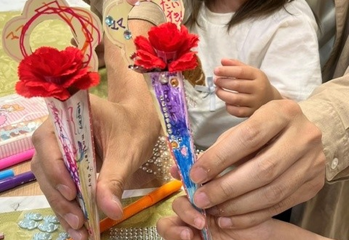 完成した手作りカーネーションキットを持つ子ども