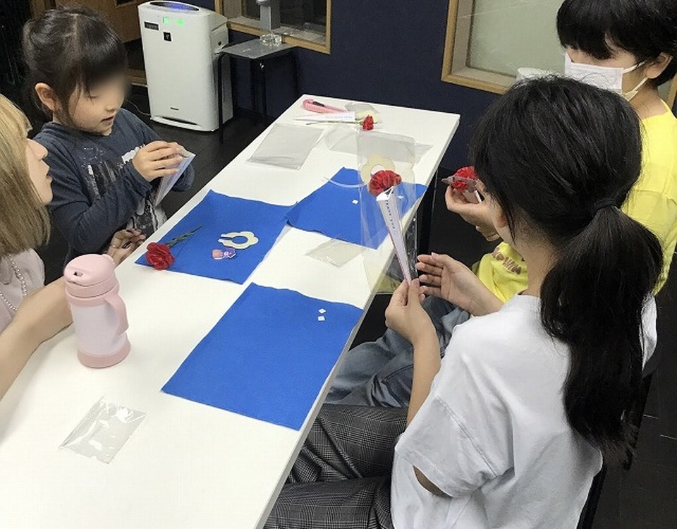 子どもたちが花育ワークショップに参加する様子