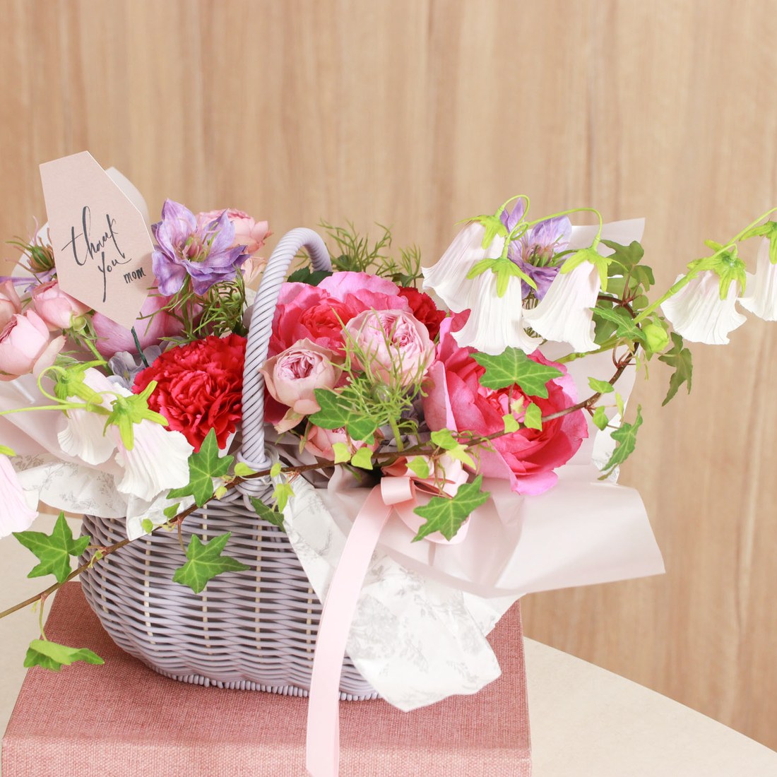 ピンクと白の花を組み合わせたバスケットアレンジ