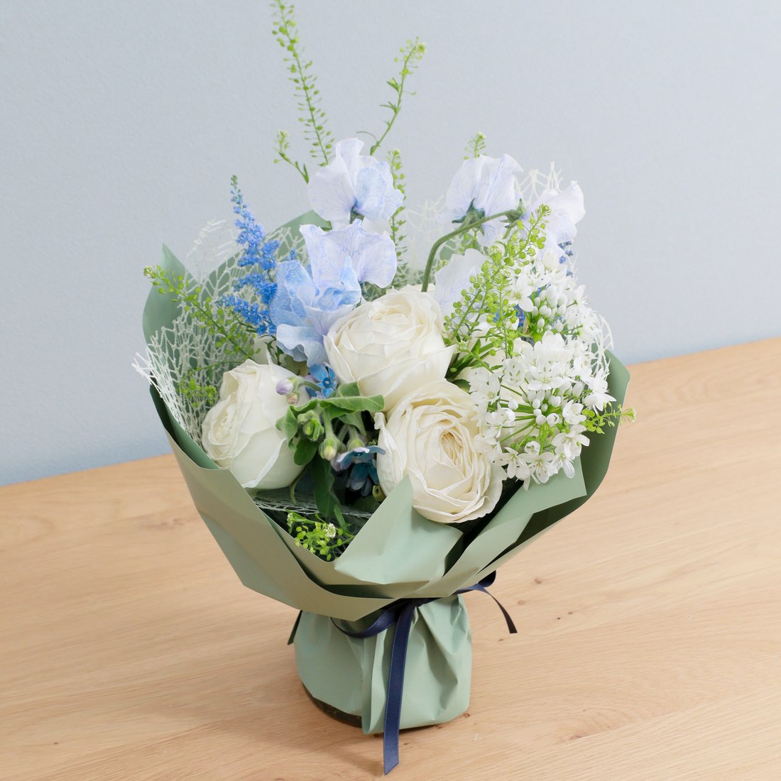 白とブルーの花を組み合わせたブーケ