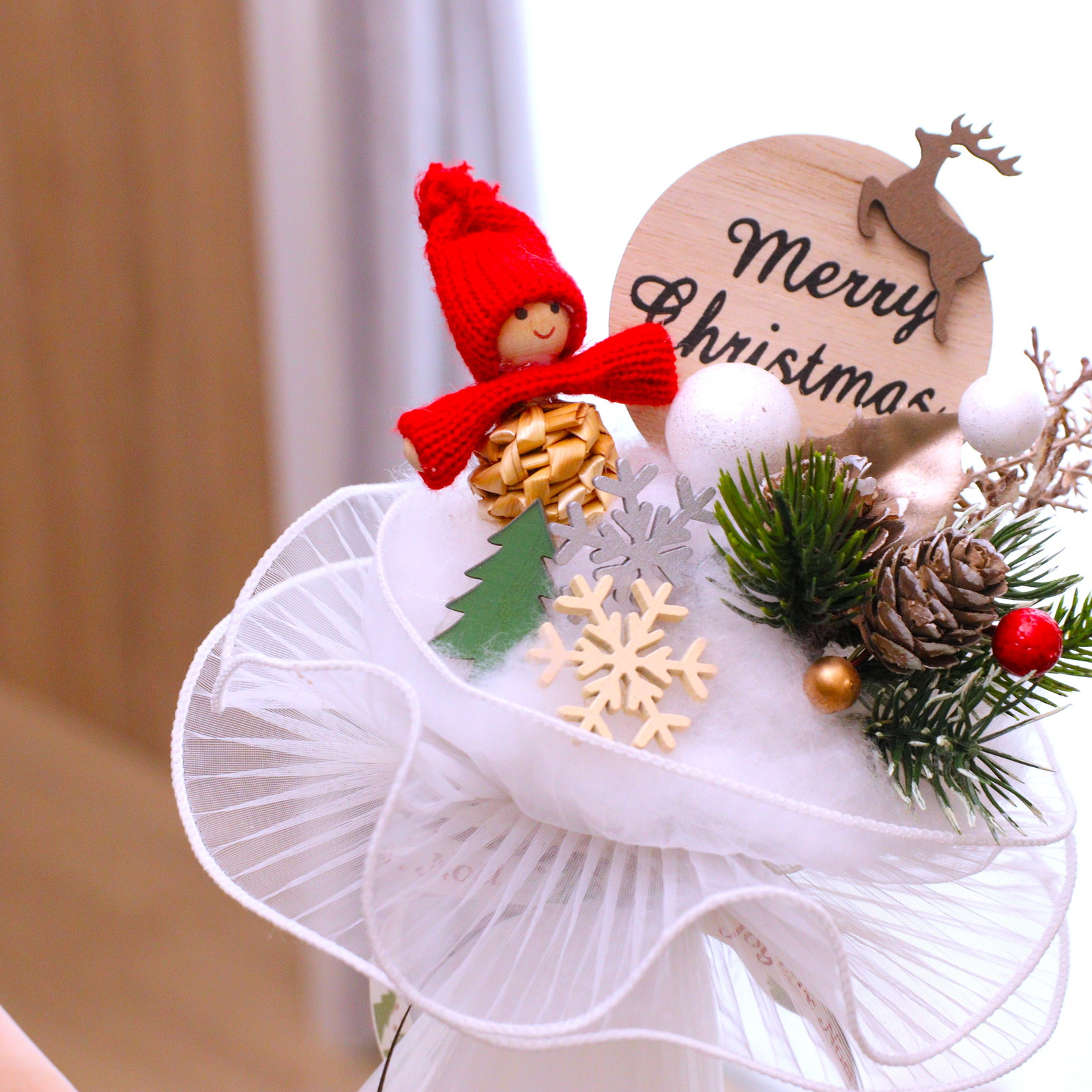 コットン、松かさ、グリーン、赤い実を合わせたクリスマスブーケ