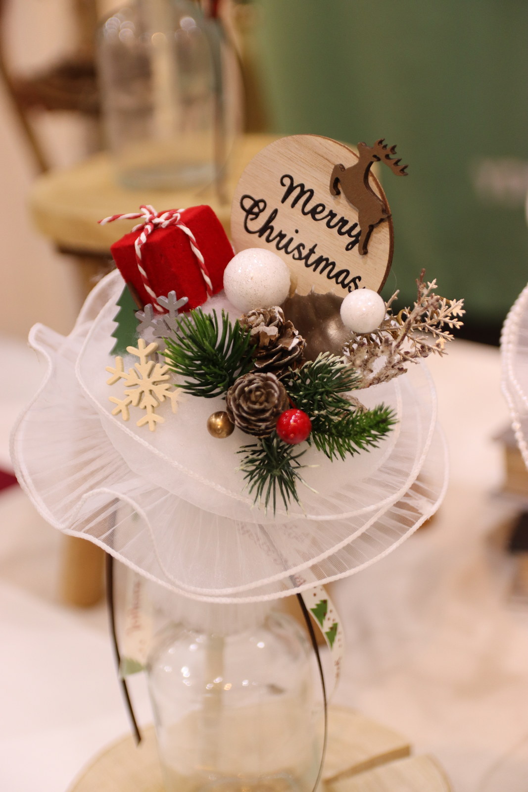 ガラス花器に飾ったクリスマスコットンブーケ