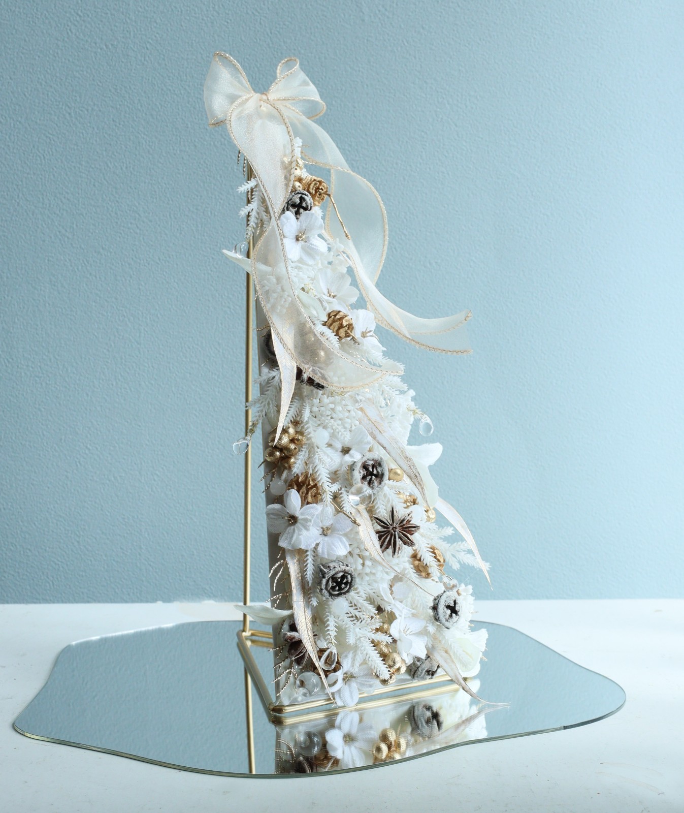 三角錐のゴールドフレームに白とゴールドの素材を重ねたChristmas table tree