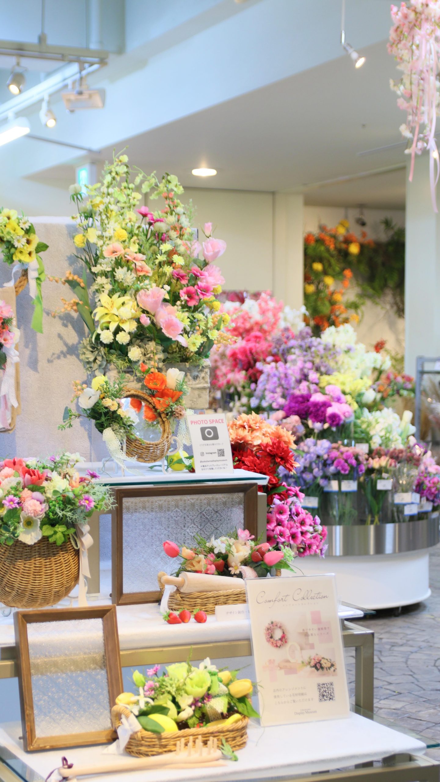 やさしい春色のアーティフィシャルフラワーが並ぶ横浜ディスプレイミュージアム横浜本店の花売場