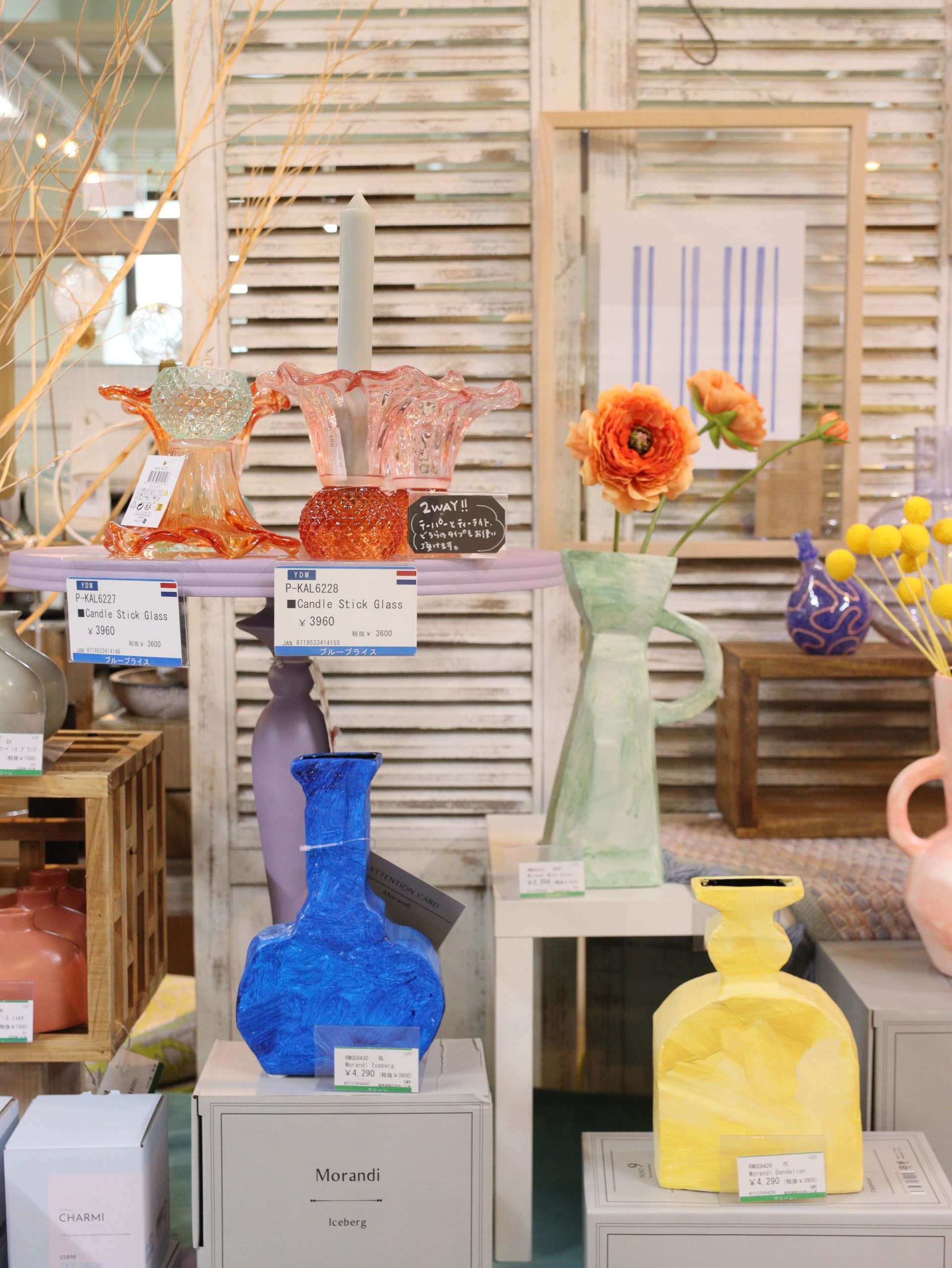 色や形の異なる花器と一輪の花を組み合わせた横浜本店の売場ディスプレイ