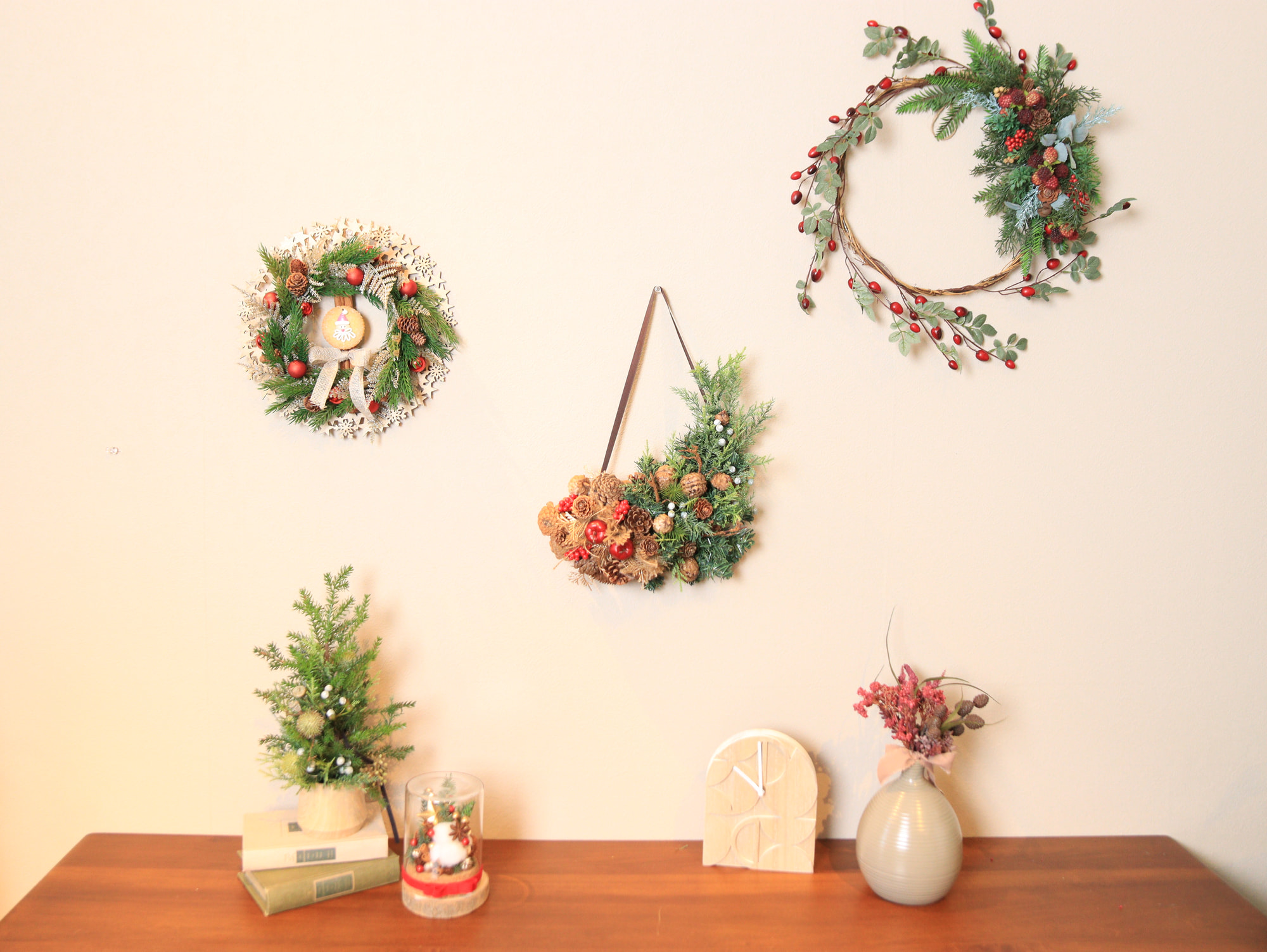 壁に飾った3つのクリスマスアレンジとクリスマスツリー