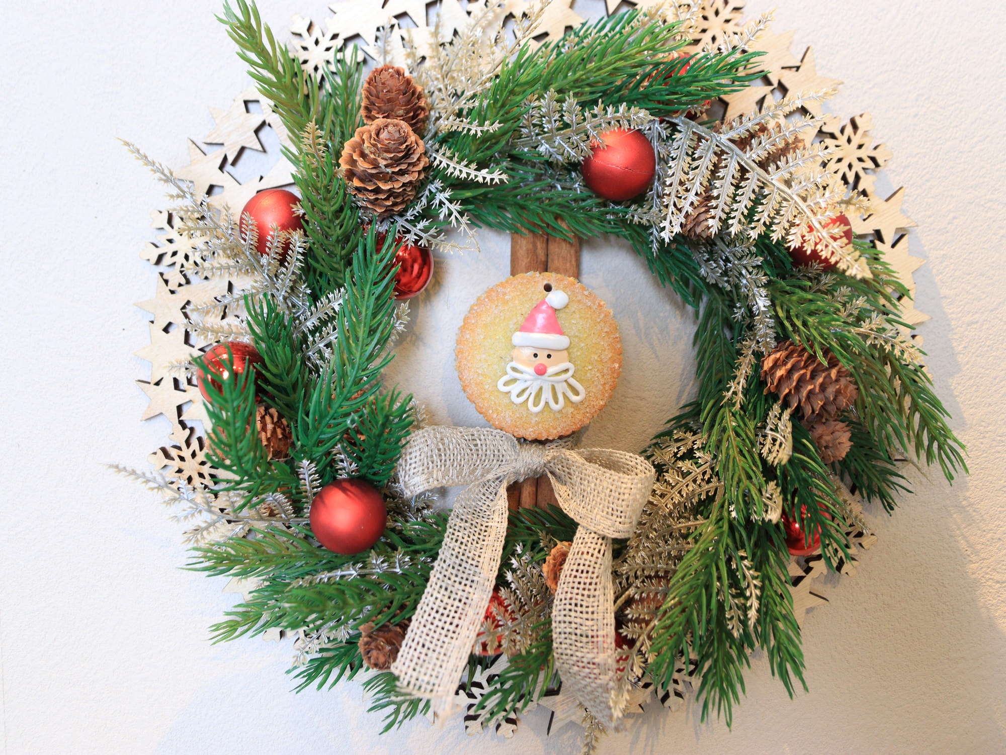 赤いオーナメントとサンタモチーフを合わせたクリスマスリース