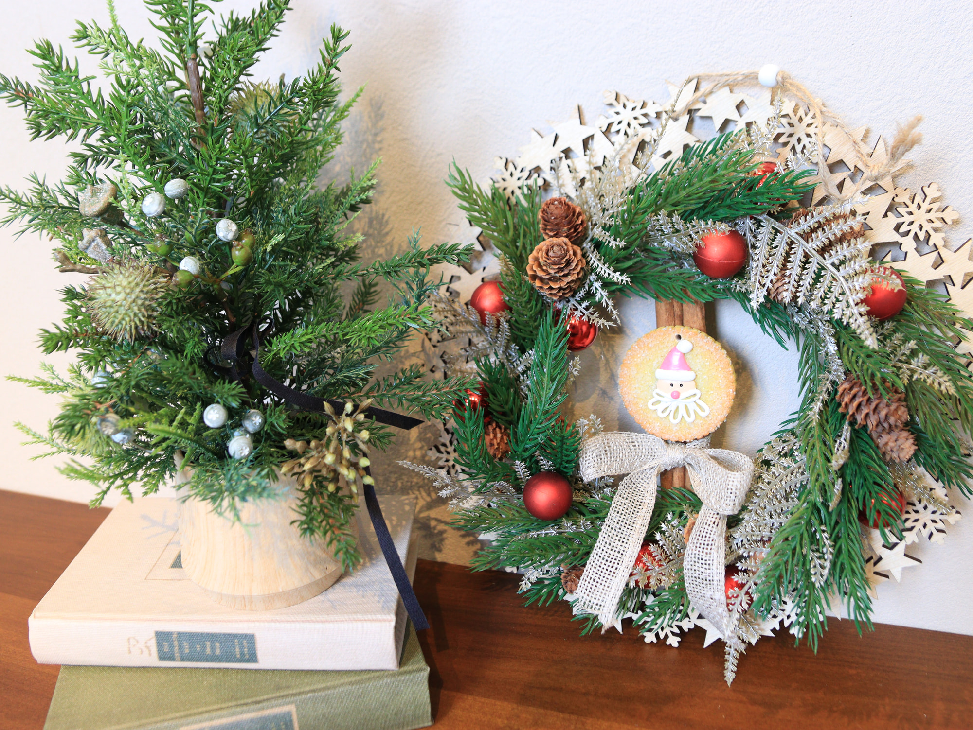 サンタモチーフのリースと小さなクリスマスツリーを飾ったシーン