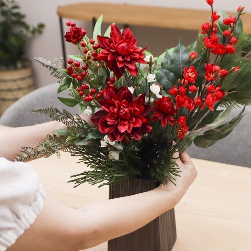 分けた花材を器へ生け替えたアレンジ