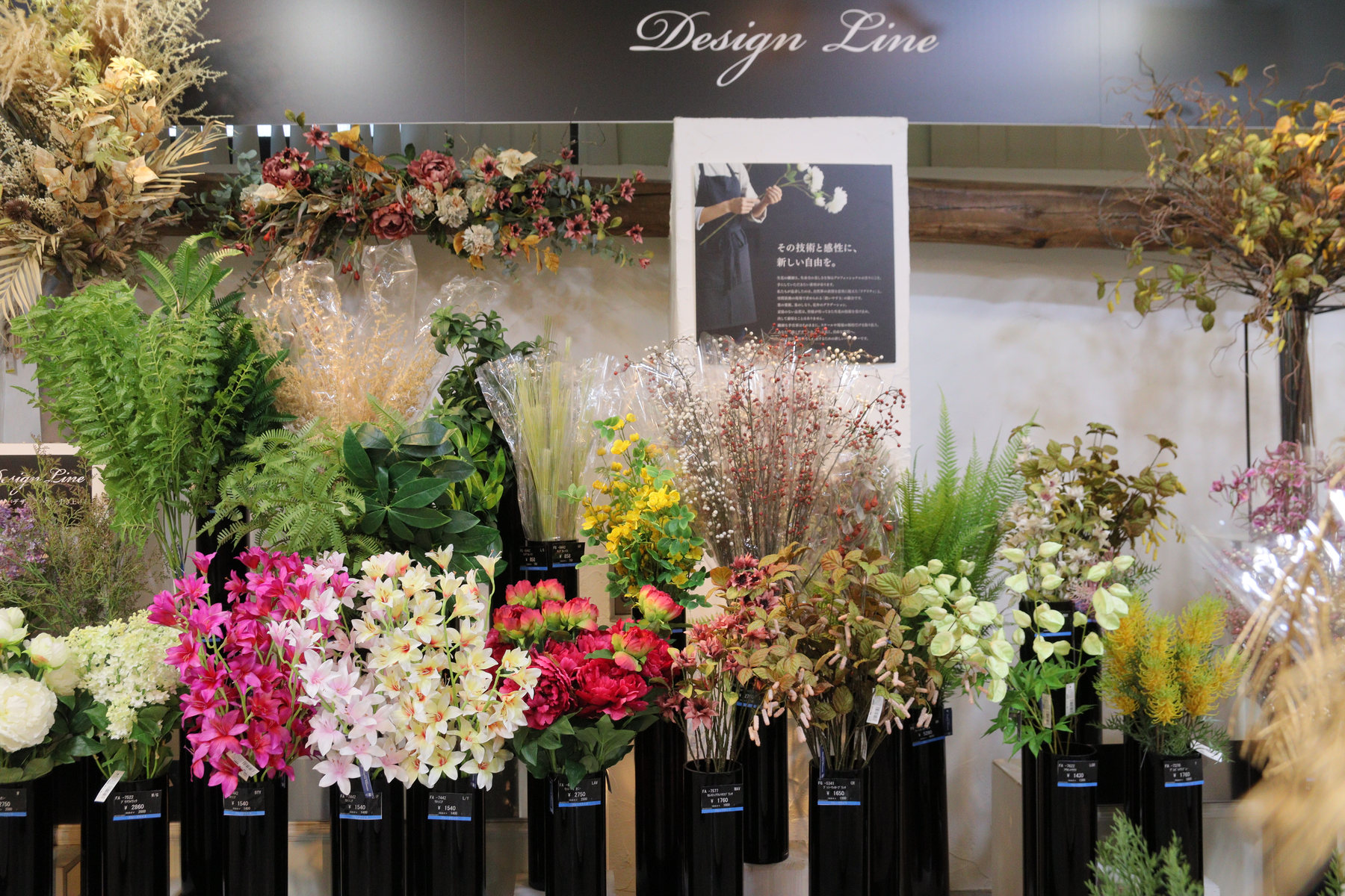 売場全体に並ぶ秋冬のDESIGN LINEの花材