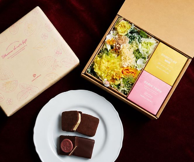 造花とお菓子を一箱にまとめた母の日ギフトの組み合わせイメージ
