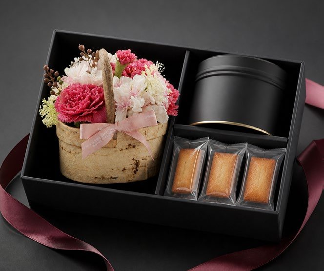 造花のアレンジと缶入り商品・焼き菓子を組み合わせたギフトイメージ