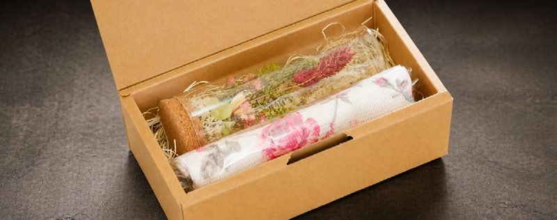 ドライフラワーとタオルを箱に収めたギフトイメージ