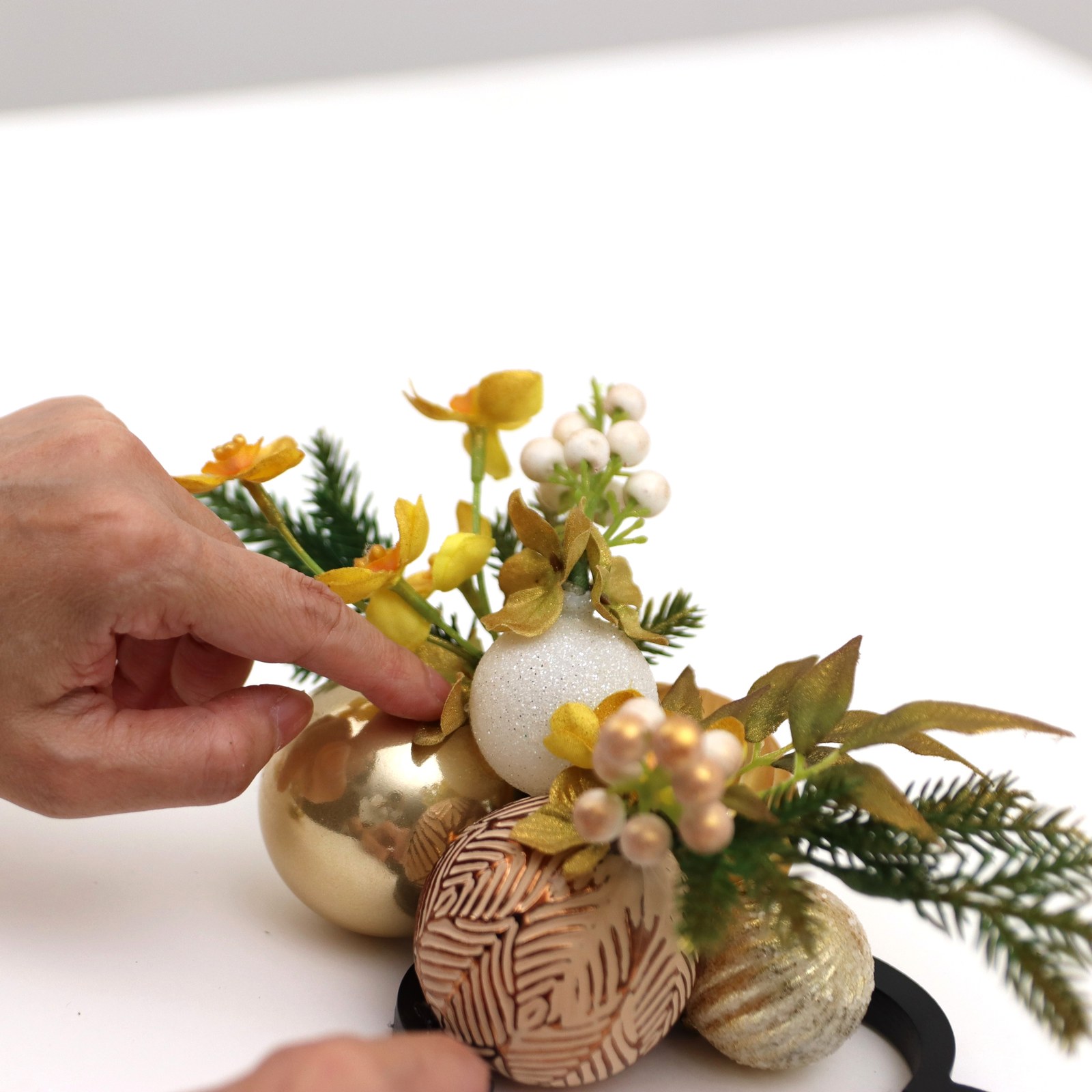 花材の位置を手で整える様子