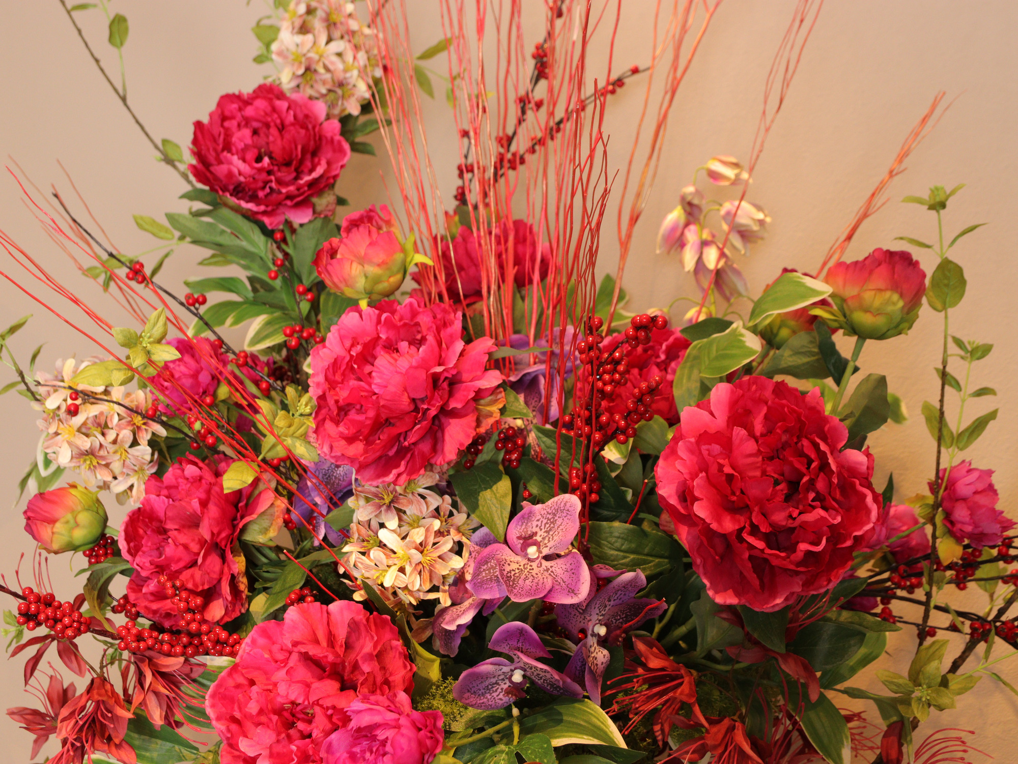 深みのある赤紫の花材を使った華やかなスタンドフラワー
