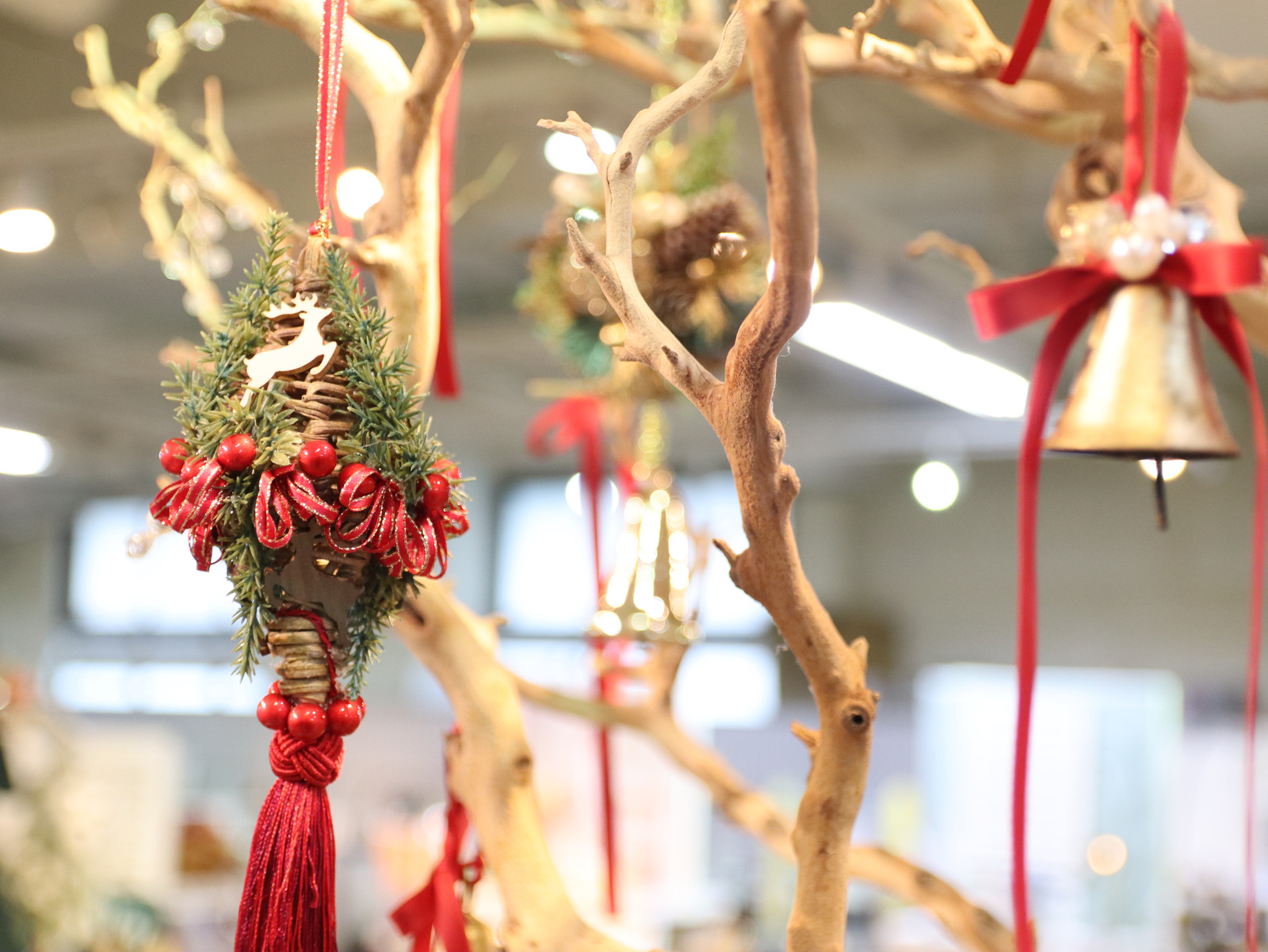 大枝に飾った赤いリボンのクリスマスオーナメント