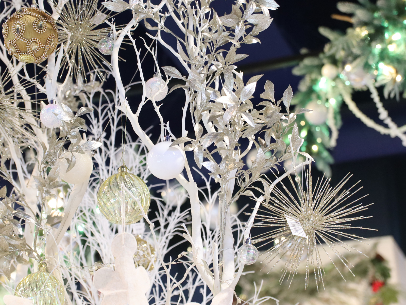 白い枝に合わせたオーナメントと造花の装飾