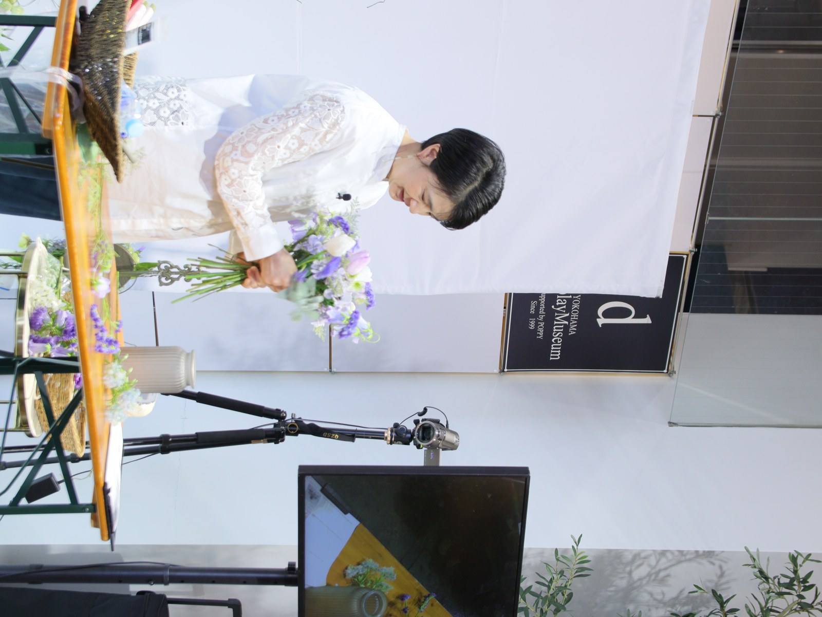 過去の花とグリーンで紡ぐ展の実演の様子